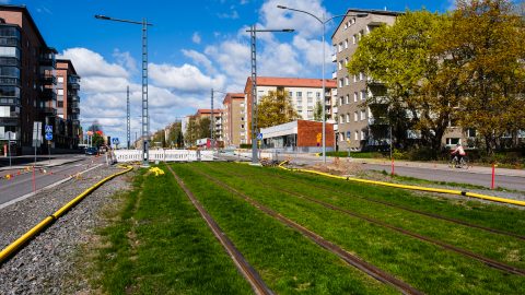 Tampereen raitiotien nurmiradan kasvualusta selvisi kokeilulla – radan kylvöt aloitetaan loppukesällä