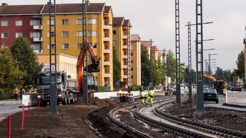 Kalevassa Teiskontiellä uusia lopullisia liikennejärjestelyjä käyttöön – Sammonkadulla puiden istutusta