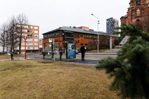 Bussipysäkki Sorin aukiolla Tuomiokirkonkadulla
