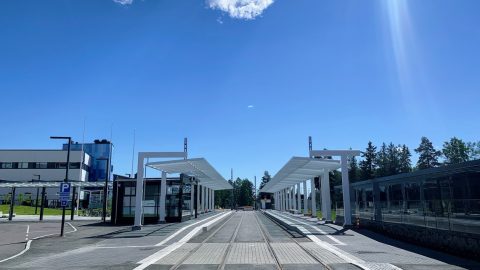 Tampereen raitiotielle monipuoliset ja modernit pysäkit – Taysin raitiopysäkki valmistuu ensimmäisenä, muiden pysäkkien katosasennukset käyntiin heinäkuussa