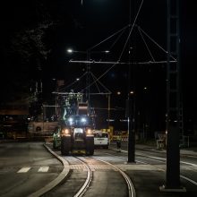 Sähköratatöitä nostokorissa yöaikaan Pirkankadulla radan päällä.