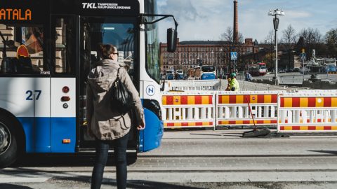 Raitiotietyöt etenevät – suojatie käyttöön Hämeenpuistossa, bussipysäkkijärjestelyjä Keskustorilla
