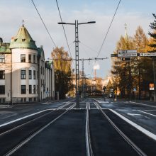 Pirkankadun raitiotietä, yhteiskäyttöpylväät ja ajojohtimet. Kuva Wille Nyyssönen.