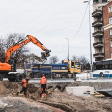 Työmaa Hatanpään valtatiellä Hämeenkadun vieressä. Kaivinkone ja työntekijät kuvassa. Kuva Wille Nyyssönen.