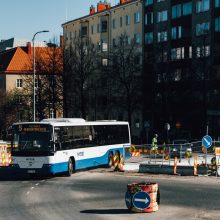 Linja-auto tulossa Aleksanterinkadulta Hatanpään valtatieltä. Kuva Wille Nyyssönen.
