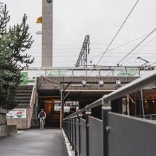 Pyöräilijä tulee ulos Rautatieaseman alittavasta tunnelista. Kuva Wille Nyyssönen.