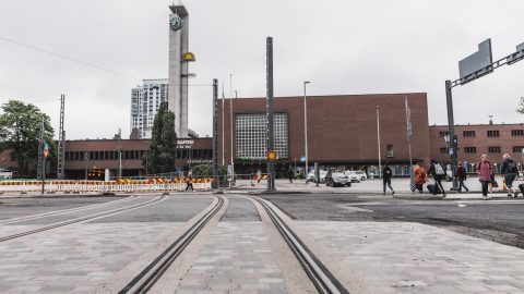 Rautatienkadulla jalkakäytävän kunnostustöitä – itäpuolen ajokaista suljettu töiden ajan