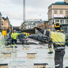 Kiskoa lasketaan paikalleen nosturin avulla ja työntekijät ohjaavat paikalleen käsin. Kuva Wille Nyyssönen.