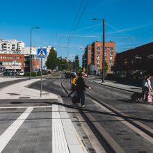 Raitiotie ja jalankulkijoita Insinöörinkadulla Duon kohdalla. Kuva Wille Nyyssönen.