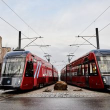 Vaunut rinnakkain Hervannassa Insinöörinkadulla liikenneympyrän kohdalla. Kuva: Wille Nyyssönen