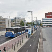Jalankulku- ja pyöräväylä Hatanpään valtatiellä.