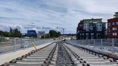 Raitiotien rakentaminen jatkuu elokuussa Santalahden ja Lentävänniemen välillä – liikennöinti valmistuneella Pyynikintori-Santalahti-osuudella alkaa 7. elokuuta