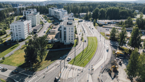 Raitiotieallianssin elokuu: Lentävänniemen ja Hiedanrannan raitiotietöitä viimeistellään, Näsisaaressa tuetaan sepelirataa