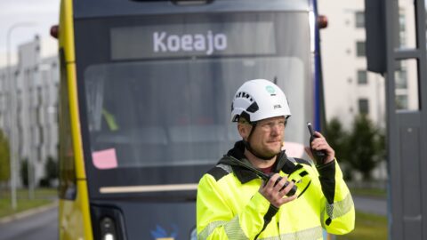 Tampereen Ratikan ensimmäinen matka Hiedanrannasta Lentävänniemeen sujui suunnitellusti – koeajot jatkuvat kahden viikon ajan